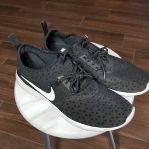 Black women' nike sneakers